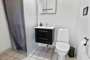Bilik mandi di Restored Summercottage Close To The Seabeach +26 gambar