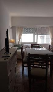 een eetkamer met een tafel en een bed bij Travel ART! in Mar del Plata