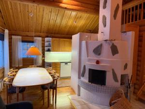 eine Küche mit einem Kamin in der Mitte eines Zimmers in der Unterkunft Villa Rukan Honka in Ruka