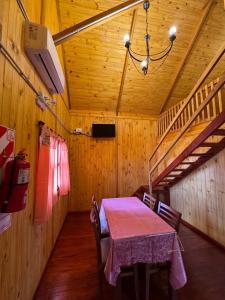 a dining room with a table in a wooden house at Un rincon de paz in Colón +5 photos