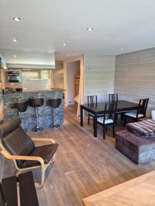 ティーニュにあるBEC 563 - Beautiful apartment T2 lake viewのテーブルと椅子のあるダイニングルーム +6枚の写真