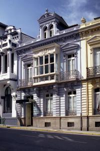 ルアルカにあるHotel Villa de Luarcaの通り側の白い大きな建物