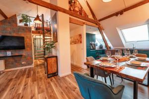 a dining room with a table and chairs at Design Loft mit Whirlpool - Einzigartig & Citynah in Krefeld