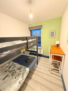 Ένα ή περισσότερα κρεβάτια σε δωμάτιο στο London Budget Rooms 603