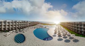 马萨阿拉姆SIRENA BEACH RESORT & SPA的一个带游泳池和椅子的度假村的 ⁇ 染