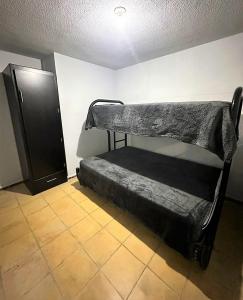 a bunk bed in the corner of a room at Casa Céntrica en industrias in San Luis Potosí