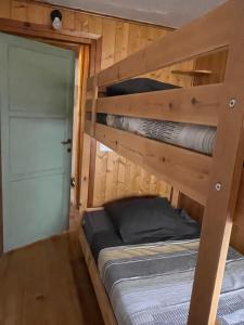 una camera con due letti a castello in una cabina di La casetta del cervo a Campodolcino
