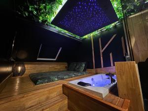 珀套特科姆博特Need'Amour - Suite chaleureuse的带浴缸和盥洗盆的浴室