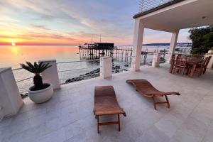 フォッサチェージアにあるFlora s Homeの海の景色を望むパティオ(椅子付) +10枚の写真