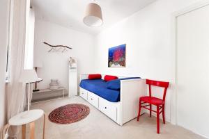 フォッサチェージアにあるFlora s Homeのベッドルーム(青いベッド1台、赤い椅子付)