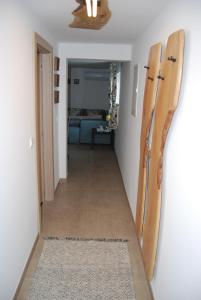 un corridoio con due tavole da surf in legno sul muro di Apartments Šlosarjeva Hiša Nature & Tradition a Preddvor