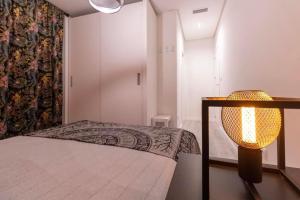 une chambre avec un lit et une table avec une lampe dans l'établissement 5-Star Complex With 3 Pools & Gym, à Orihuela Costa 24 autres photos