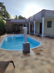 累西腓Refúgio Completo com Piscina em Aldeia dos Cãmaras的房子前面的游泳池