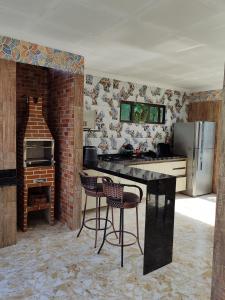 Refúgio Completo com Piscina em Aldeia dos Cãmaras的厨房或小厨房