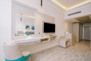 SIRENA BEACH RESORT & SPA的电视和/或娱乐中心