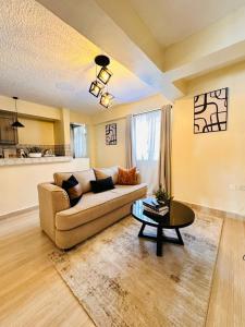 KisiiCM Homes的客厅里有一张沙发和一张桌子。