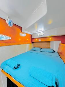 Ein Bett oder Betten in einem Zimmer der Unterkunft Catamaran Yoyo