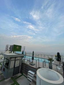 a balcony with a tub and a view of the ocean at Luxury condo with rooftop pool! in Islamabad