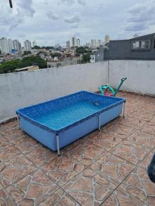 a large blue bed sitting on top of a roof at Casa da laje in Sao Paulo