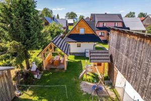 una vista aérea de un patio trasero con una casa en Domek do wynajęcia - Podczerwone, en Koniówka