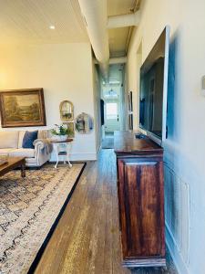 un soggiorno con una grande TV a schermo piatto di Shopkeeper's Inn a Fredericksburg