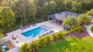 una vista sul tetto di una piscina e di una casa di Star Wars and Frozen, Pool, 10 min to Disney a Kissimmee