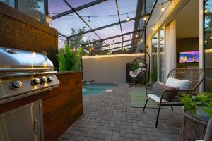 un patio con griglia e piscina di Star Wars and Frozen, Pool, 10 min to Disney a Kissimmee