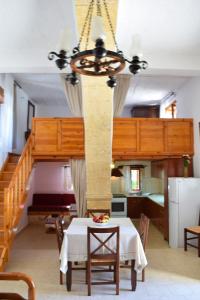 een eetkamer met een tafel en een trap bij Filippou Villa - Living in Nature in Fílippos