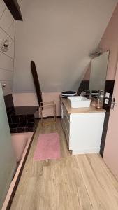 a bathroom with a sink and a bath tub at La Paisible - Maison 6 pers piscine - Le Mans centre in Le Mans