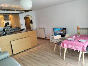 a living room with a table and a kitchen at La Jara in Fuenmayor