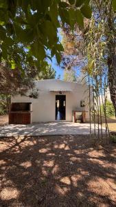 a large white building with a doorway in a yard at casa en costa del este para 5 personas in Costa del Este