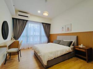 Un pat sau paturi într-o cameră la Agile SkyView Suites KL