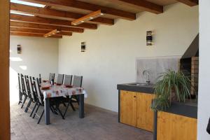 a kitchen with a table and chairs and a sink at Casa en Empordà con piscina grande propia in Báscara