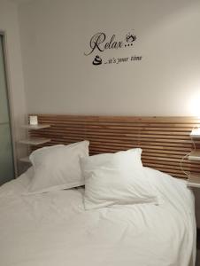 a bed with white sheets and pillows in a bedroom at Apartamento Sunshine Grao in Burriana