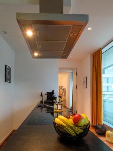 eine Schale Obst auf einer Theke in einem Zimmer in der Unterkunft Come2Stay Hafencity - Marco Polo Tower 2 in Hamburg
