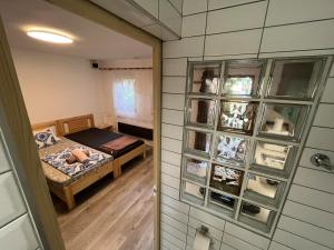 Giường trong phòng chung tại Újkisház cottage - Budapest