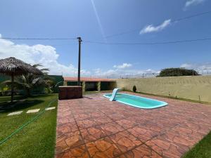 ein Swimmingpool in einem Hof mit einem Haus in der Unterkunft Casa de praia in São José de Ribamar