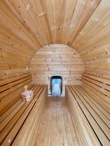 das Innere einer Holzsauna in der Unterkunft Domki na granicy in Jeżowski Dział