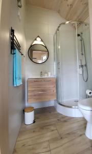 a bathroom with a shower and a sink at Domki Apartamentowe Rozgwiazdy 20 in Jarosławiec