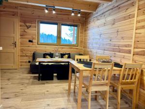 ein Esszimmer mit Tisch und Stühlen in der Unterkunft Domki na granicy in Jeżowski Dział