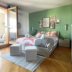 Postel nebo postele na pokoji v ubytování Vita lenta terrazza Roma Garbatella