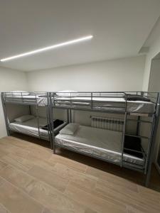 two bunk beds in a room with a floor at Varandas do Porto - Coliving in Porto