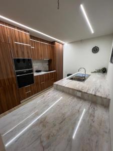 a kitchen with wooden cabinets and a counter top at Varandas do Porto Coliving in Porto