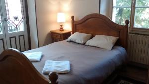 サン・ジェルヴェ・レ・バンにあるGîte Mont Jolyのベッドルーム1室(ベッド1台、タオル2枚付)