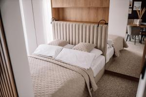 サシノにあるApartamenty Morska 92のベッド2台と鏡のある寝室