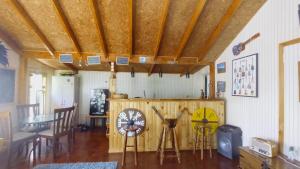 Una habitación con una mesa y un reloj en la pared. en Departamento Refugio Compinches, Castro Chiloé, en Tentén