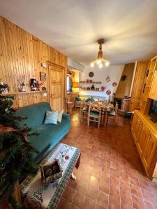 ein Wohnzimmer mit einer grünen Couch und einem Tisch in der Unterkunft La Casa di Mosk in Castel di Sangro + 7 Fotos