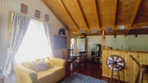 una sala de estar con un sofá y una mesa en Departamento Refugio Compinches, Castro Chiloé, en Tentén 8 fotos más