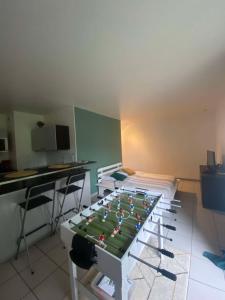 - une salle avec une table et un match de football dans l'établissement La Cachette Ludique, à Orléans