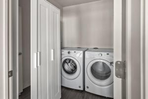 a laundry room with a washing machine and a washer at Gorgeous 2BD 2BA Pool,Gym,Htub near Convention Ctr in Salt Lake City